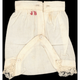 Travail de couture : culotte de bébé. 