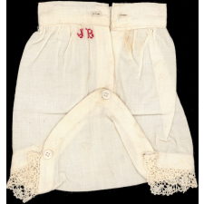 Travail de couture : culotte de bébé.