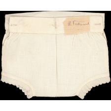 Travail de couture : culotte de bébé.