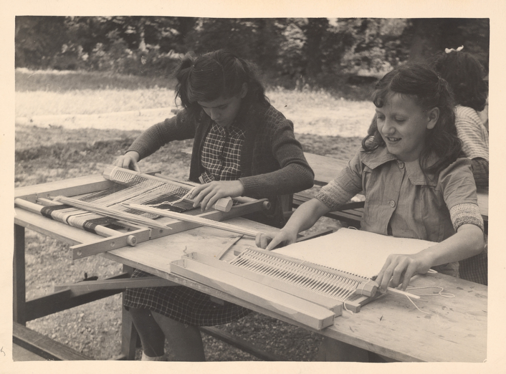 Luzancy : Jeunes filles tissant