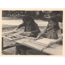 Luzancy : Jeunes filles tissant