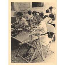 Luzancy : Jeune fille tissant