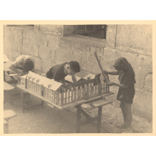 Travail sur la maquette du château de Luzancy