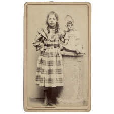 Jeune fille et sa poupée. 