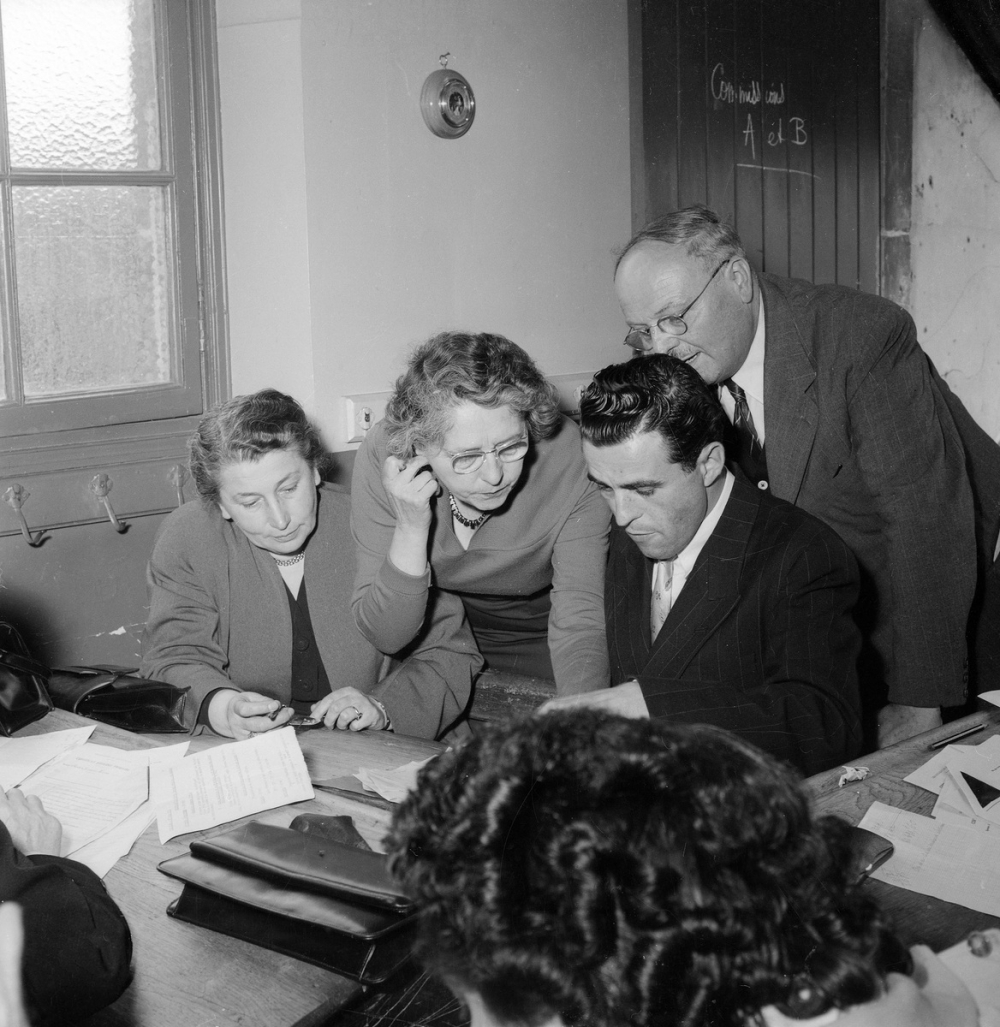 Luzarches (S. & O.) : la correction des épreuves du certificat d'études 
