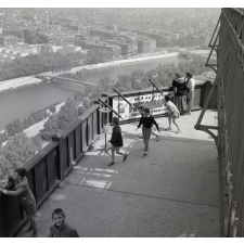 Méthode Freinet, école primaire de la Seine, classe promenade : les élèves sont au deuxième étage de la Tour Eiffel.