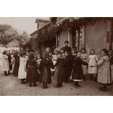 Ecole primaire supérieure de filles de Pont-à-Mousson - Classe enfantine : la ronde. 