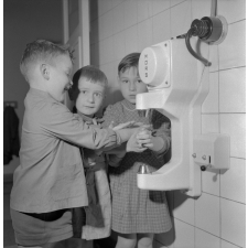 Ecole maternelle, Nancy : trois enfants prennent du savon pour se laver les mains.