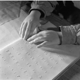 Institut départemental des Aveugles de la Seine (Ecole Braille).
 L'enseignement destiné aux aveugles. Un élève lisant le braille.
