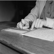 Institut départemental des Aveugles de la Seine (Ecole Braille).
L'enseignement destiné aux aveugles. L'écriture en braille.