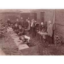 Ecole de garçons de Haumont - Elèves à l'atelier : Travaux divers à l'étau. 