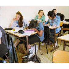 Lycéennes dans une classe