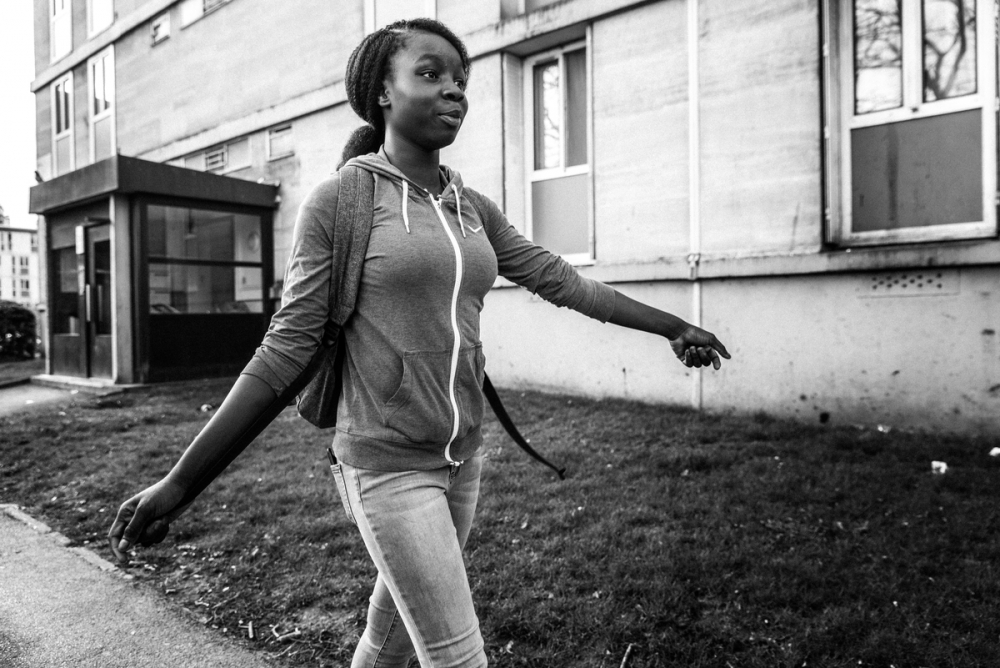 Koumba rentre chez elle, rue Koenig