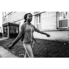 Koumba rentre chez elle, rue Koenig