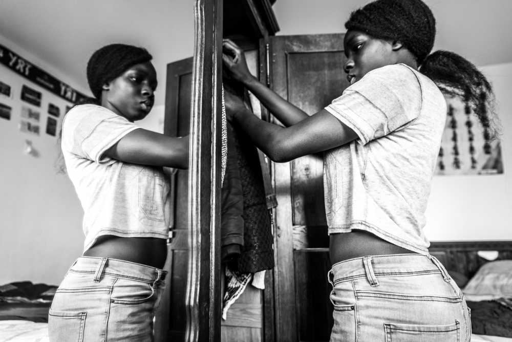 Koumba se prépare pour le collège dans sa chambre