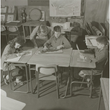 Lycée pilote de Sèvres. Le cours d'histoire : les élèves réalisent des travaux sur Héraklès.
