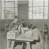 Lycée pilote de Sèvres. Le cours d'histoire : les élèves procèdent à des recherches sur Héraklès.