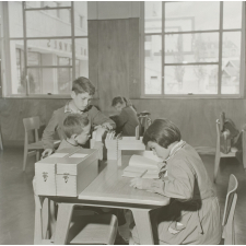Lycée pilote de Sèvres. Le cours d'histoire : les élèves procèdent à des recherches sur Héraklès.