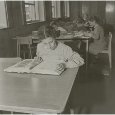 Lycée pilote de Sèvres. Le cours d'histoire : les élèves procèdent à des recherches sur Héraklès.