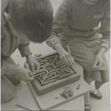 Lycée pilote de Sèvres. Le cours d'histoire : les élèves réalisent un labyrinthe pour leurs travaux sur Héraklès.