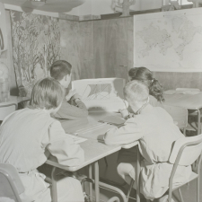 Lycée pilote de Sèvres. Le cours d'histoire : les élèves réalisent des planches pour leurs travaux sur Héraklès.