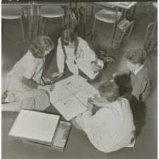 Lycée pilote de Sèvres. Le cours d'histoire : les élèves réalisent des planches pour leurs travaux sur Héraklès.