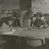 Lycée pilote de Sèvres. Le cours d'histoire : les élèves réalisent des planches pour leurs travaux sur Héraklès.