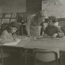 Lycée pilote de Sèvres. Le cours d'histoire : les élèves réalisent des planches pour leurs travaux sur Héraklès.