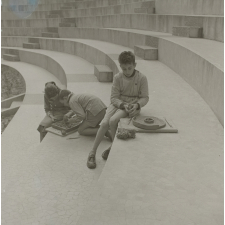 Lycée pilote de Sèvres. Le cours d'histoire : les élèves réalisent des labyrinthes pour leurs travaux sur Héraklès.
