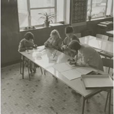 Lycée pilote de Sèvres. Le cours d'histoire : les élèves réalisent des planches pour leurs travaux sur Héraklès.