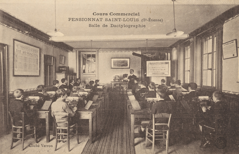 Cours Commercial - Pensionnat Saint-Louis ( St-Etienne) - Salle de Dactylographie.