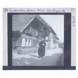 Gutacher Frau beim Kirchgang = Femme de Gutach allant à l'église
