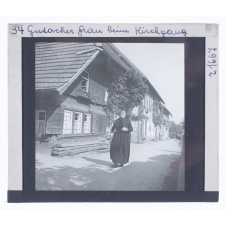 Gutacher Frau beim Kirchgang = Femme de Gutach allant à l'église