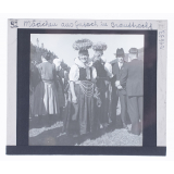 Mädchen aus Gutach in Brauttracht = Jeune fille de Gutach en costume de mariée