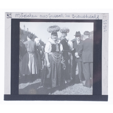 Mädchen aus Gutach in Brauttracht = Jeune fille de Gutach en costume de mariée