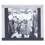 Mädchen aus Gutach in Brauttracht = Jeunes filles de Gutach en costumes de mariée