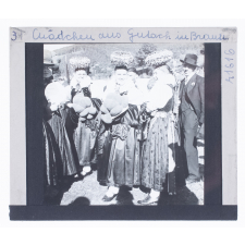 Mädchen aus Gutach in Brauttracht = Jeunes filles de Gutach en costumes de mariée
