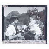Mädchen aus Gutach i/K. : Festracht + Sonntagstracht = Jeunes filles de Gutach dans la vallée de la Kinzig : costume de fête + costume du dimanche