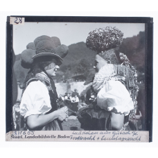 Mädchen aus Gutach i/K. : Festracht + Sonntagstracht = Jeunes filles de Gutach dans la vallée de la Kinzig : costume de fête + costume du dimanche