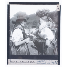 Mädchen aus Gutach i/K = Jeunes filles de Gutach dans la vallée de la Kinzig