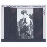 Mädchen aus Gutach i. Brauttracht = Jeune fille de Gutach en costume de mariée