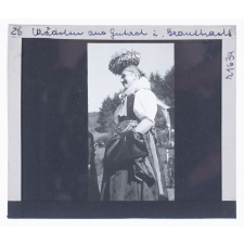 Mädchen aus Gutach i. Brauttracht = Jeune fille de Gutach en costume de mariée