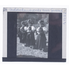 Mädchentracht aus Gutach = Costume de jeunes filles de Gutach