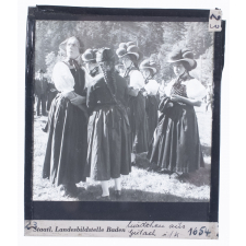 Mädchen aus Gutach i / K. = Jeunes filles de Gutach dans la vallée de la Kinzig