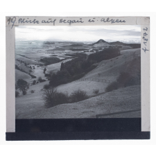 Blick auf Hegau und Alpen = Vue sur l'Hegau et les Alpes