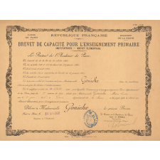 Documentation relative à une enseignante. Diplômes. 