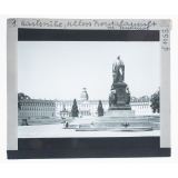 Karlsruhe, Schloß Frontalansicht mit Denkmal = Château de Karlsruhe vue de la façade avec monument