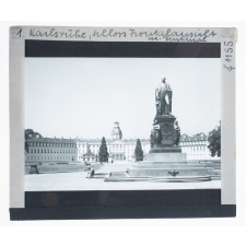 Karlsruhe, Schloß Frontalansicht mit Denkmal = Château de Karlsruhe vue de la façade avec monument