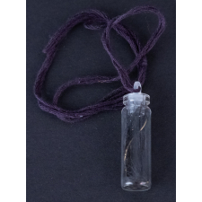 Amulette en pendentif avec petite fiole