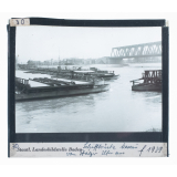 Schiffsbrücke Maxau von Pfälzer Ufer aus = Pont de bateaux de Maxau depuis la rive palatine